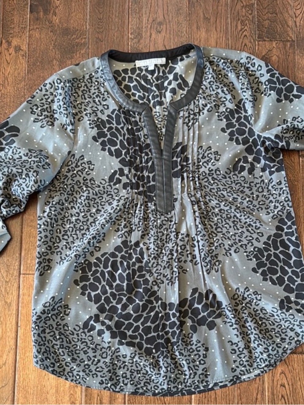 Women's Black and Gray
Leopard Animal Print Patterned
Top size M